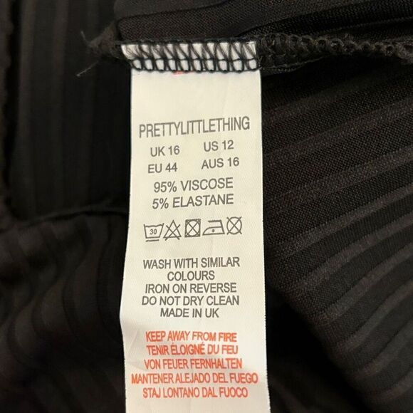 NWT Pretty Little Thing Rib Deep V-neck Raw Edge Crop Tank Top Black Size 12 - Picture 7 of 7